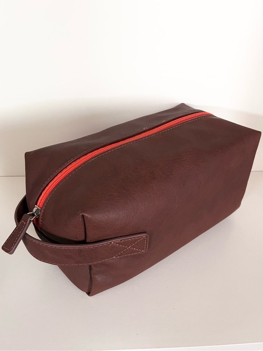 Hold Saks toiletries case